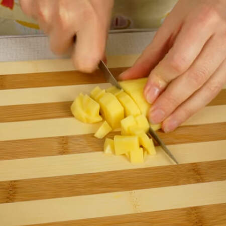 Сначала приготовим начинку для пирога. 
6 картофелин среднего размера нарезаем некрупными кубиками. 