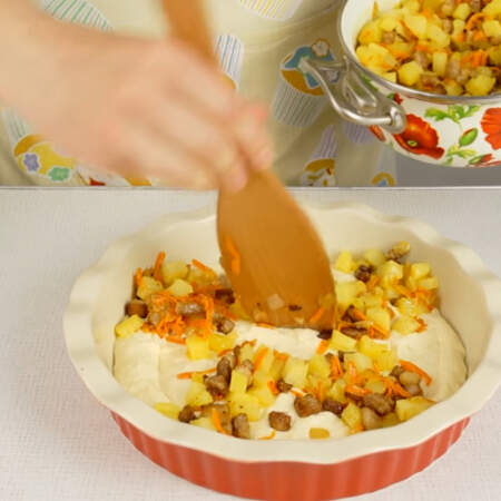 Подготовленную начинку картофель с беконом выкладываем на тесто. Начинку выкладываем таким образом, чтобы, в ней получилось 5 углублений - четыре по краям и одно по центру. 