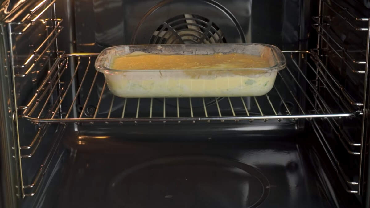 Пирог ставим в разогретую духовку до 180 градусов. Выпекаем приблизительно 40 минут.