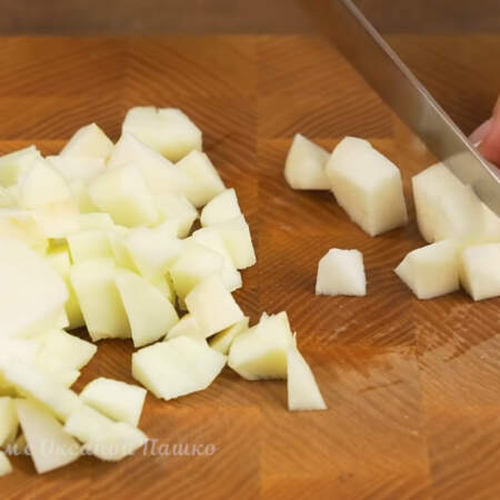 Очищенные яблоки нарезаем кубиками.