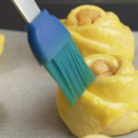 Подготовленным желтком смазываем все булочки сверху. Оставляем их на расстойку на 15 минут.