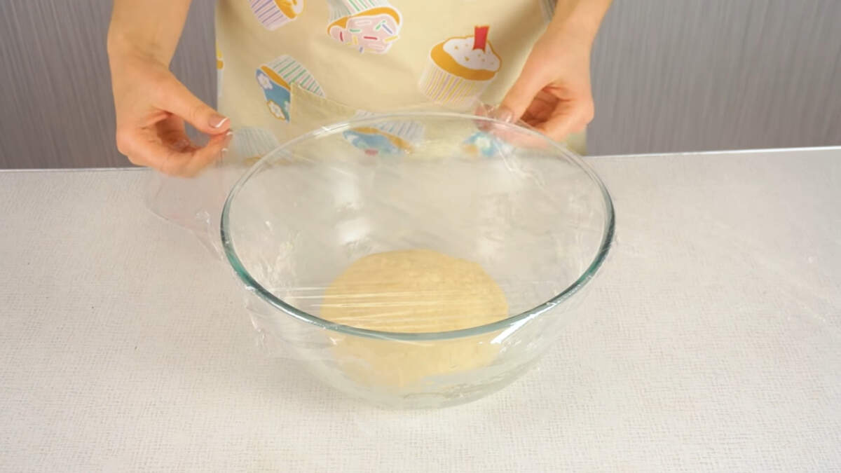 Из готового теста формируем шар, кладем его в миску, накрываем пищевой пленкой и ставим подходть в теплое место. Тесто должно увеличиться в объеме в 2 раза. На это уходит от 30-40 минут и больше в зависимости от того, какая температура в вашем помещении. 