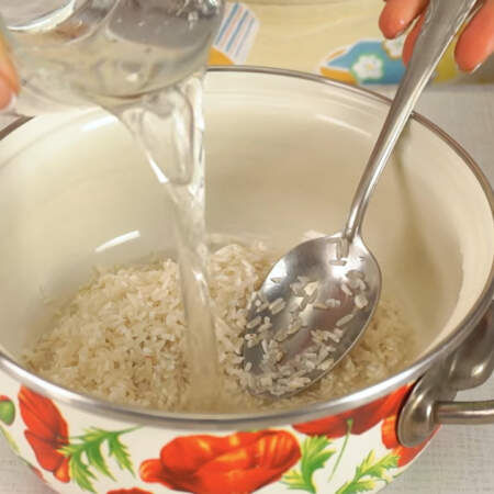 Пока подходит тесто, приготовим начинку. 
Стакан хорошо промытого риса заливаем двумя стаканами воды, солим и ставим на огонь вариться.