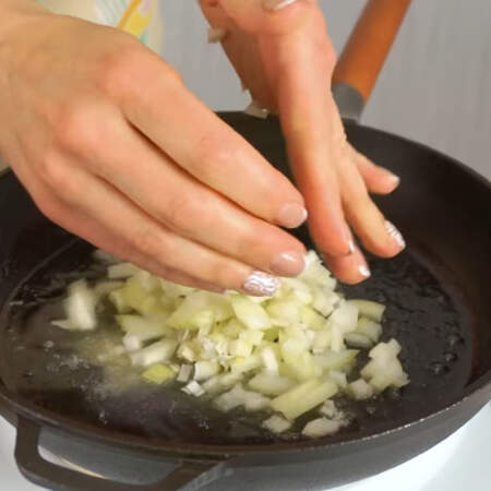 Кладем лук на раскаленную сковороду с небольшим количеством растительного масла. Обжариваем его до золотистости.