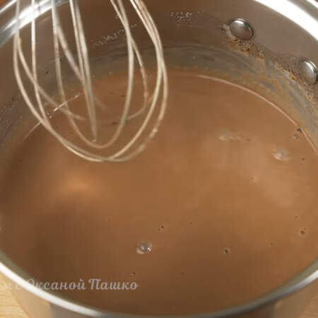 Размешиваем до полного растворения желатина. Если шоколадная масса остыла, то желатин лучше разогреть отдельно в микроволновке, а затем жидким влить в шоколадную смесь.
