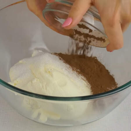 Берем уже густую отвешенную сметану, добавляем к ней 250 г сахара,  10 г ванильного сахара и 20 г какао.