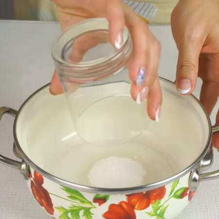 Пока печется бисквит, сварим сироп для его  пропитки.
В кастрюлю наливаем воду и насыпаем сахар. 