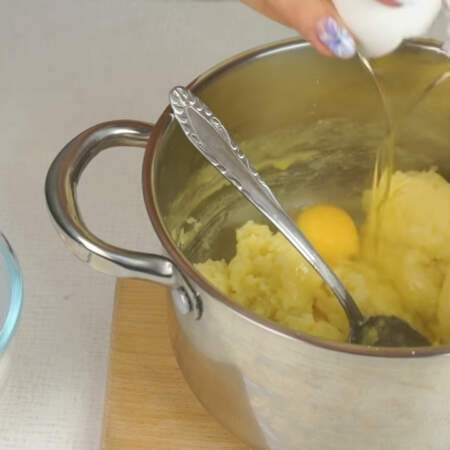 Кастрюлю снимаем с огня и даем тесту остыть примерно 1-2 минуты. Теперь в тесто вводим 4 яйца по одному. 