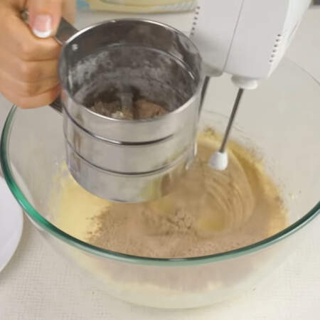 Просеянную муку с какао добавляем во взбитые яйца в 2 подхода. 