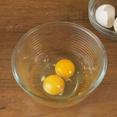 Отдельно в мисочку разбиваем 2 яйца.