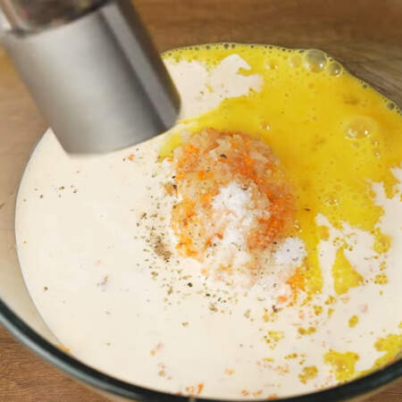 Взбитые яйца выливаем в миску к перекрученной печени с овощами. Сюда же наливаем 100 мл сливок жирностью 10%. Сливки можно заменить молоком.
Насыпаем примерно ⅓ ст.л. соли и перчим черным молотым перцем.