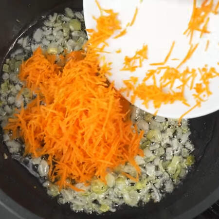 . Когда лук подзолотится добавляем к нему тертую морковь. Пассеруем еще примерно 1-2 минуты.