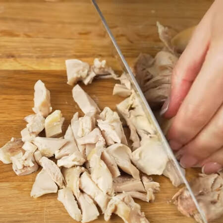 Куски мяса разрезаем на более мелкие кусочки.