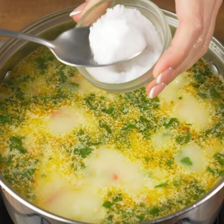 Солим примерно половиной столовой ложки соли и перчим черным молотым перцем. Когда суп закипит, снимаем его с огня. 

