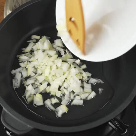 На горячую сковороду с небольшим количеством растительного масла кладем подготовленный лук.