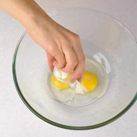 Сначала приготовим блины. В миску разбиваем яйца, добавляем сахар и соль. 