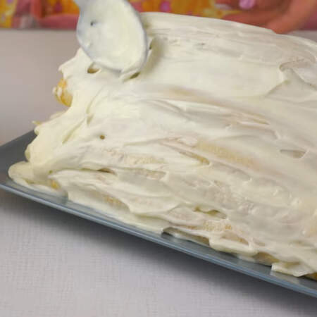 Сверху весь торт обмазываем оставшимся кремом. 