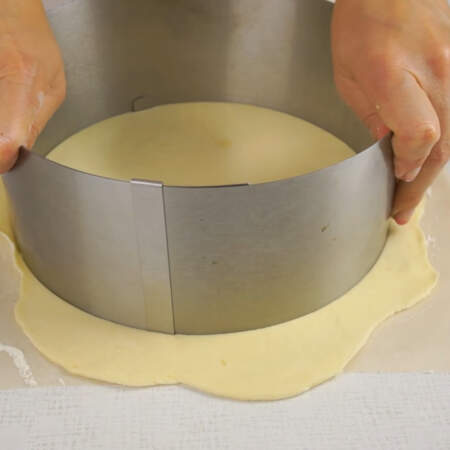 Раскатанное тесто обрезаем до нужного размера, а излишки убираем и используем для раскатки следующего коржа. Я делаю коржи диаметром 21 см.