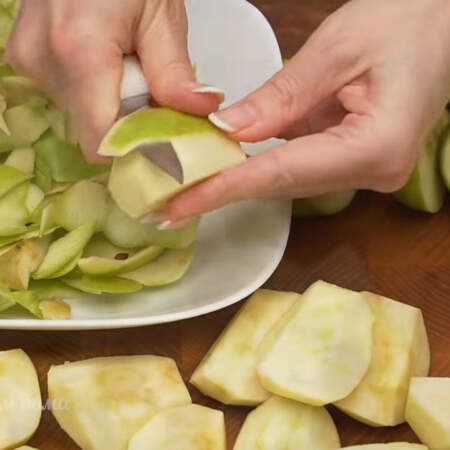 Готовим начинку.
1 кг зеленых яблок разрезаем на четвертинки. Каждый кусочек очищаем от семян и кожуры.