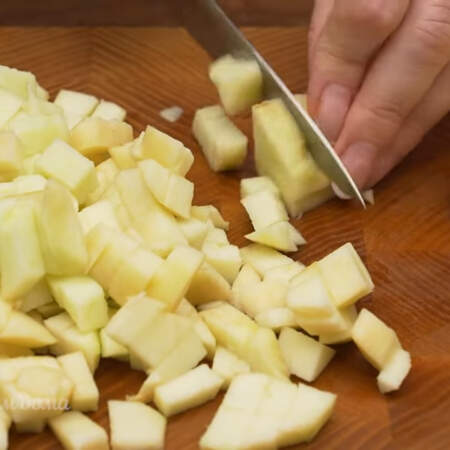 Очищенные яблоки нарезаем небольшими кубиками.