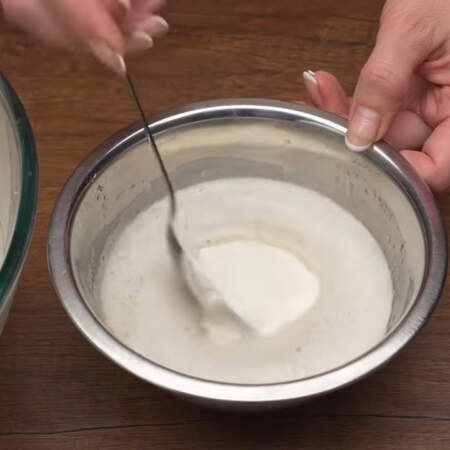 В растопленный желатин наливаем пару ложек творожно-сметанного крема