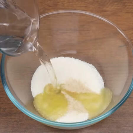В миску насыпаем 1 пакетик желе с лимонным вкусом и 1 ч.л. желатина. Сюда же наливаем 400 мл кипятка. 
