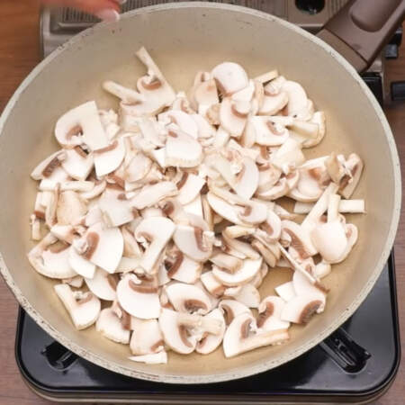 Нарезанные грибы кладем на сухую горячую сковороду и обжариваем на большом огне до испарения всей жидкости. 