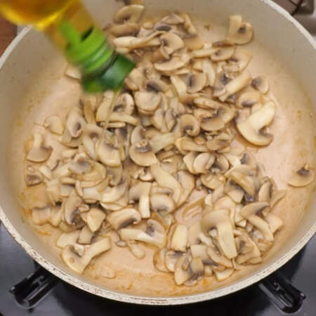 Когда вся жидкость испарилась, в сковороду с грибами  наливаем немного растительного масла. Грибы солим по вкусу и перчим. 