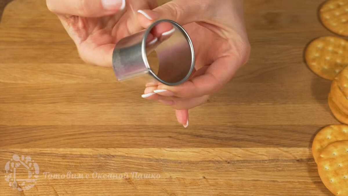 Сервировочное кольцо, в котором будем формировать начинку внутри смазываем растительным маслом.
