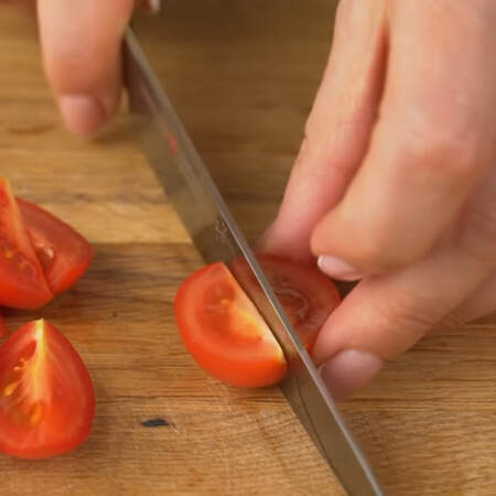 Помидоры черри разрезаем пополам, а затем каждую половинку еще раз пополам. Если помидоры совсем маленькие, то можно разрезать на только на 2 части.