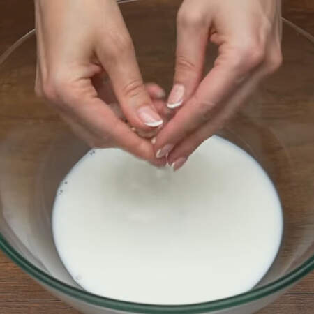 Сначала приготовим тесто.
В миску наливаем 250 мл теплого молока, крошим 10 г свежих дрожжей и насыпаем 0,5 ст. л. сахара.
