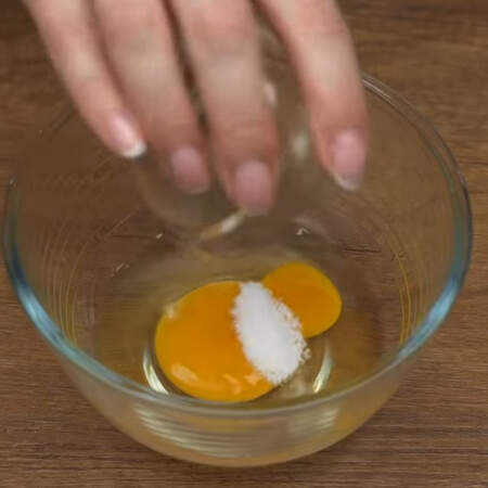 Прошло 15 минут замешиваем тесто.
В отдельную миску разбиваем 1 яйцо и насыпаем 0,5 ч. л. соли. 
