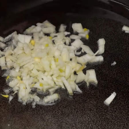 Нарезанный лук обжариваем на раскаленной сковороде с небольшим количеством растительного масла.