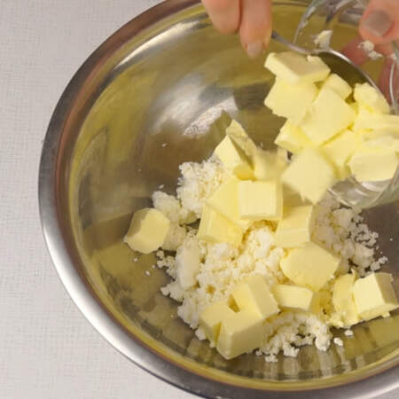 Приготовим тесто. В миску кладем творог и размягченное сливочное масло. 