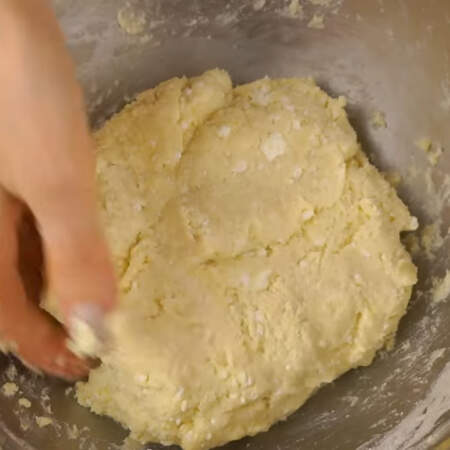 Вымешиваем тесто, оно должно получится немного липким и не должно крошится. Муки много не кладите, чтобы тесто не было жестким. 