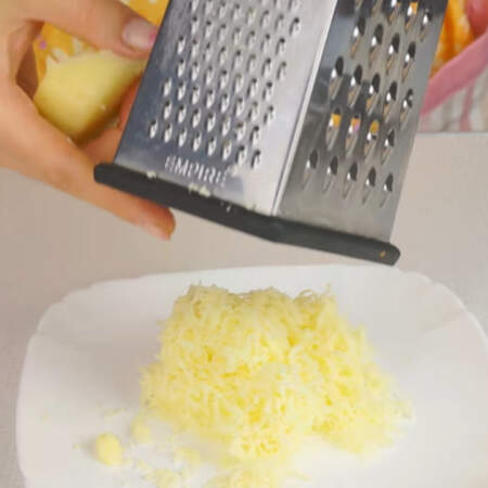 Сыр натираем на мелкой терке. 
