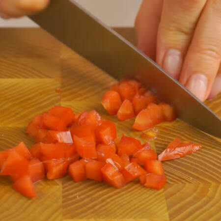 У помидора вырезаем сердцевину с семенами и тоже нарезаем кубиками. 