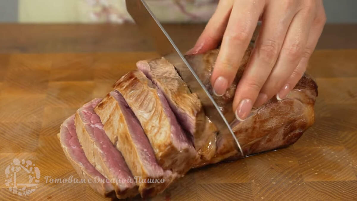 На обжаренном мясе делаем надрезы, но не прорезая его полностью.