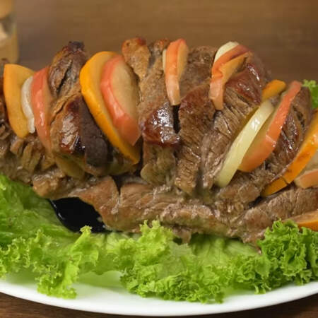 Готовое мясо перекладываем на блюдо украшенное листьями салата и подаем на стол.
