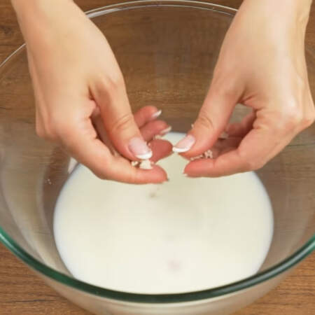 В миску наливаем 250 мл молока, крошим 12 г прессованных дрожжей.