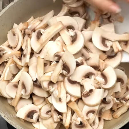 На сухую разогретую сковороду кладем подготовленные грибы. Жарим их на большом огне, до испарения всей жидкости.