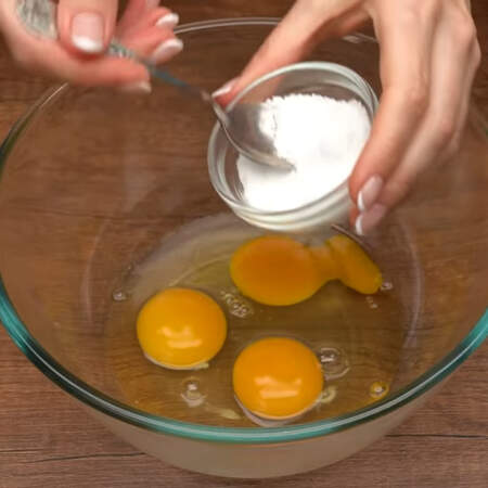В миску разбиваем 3 яйца и добавляем 0,5 ч.л. соли.