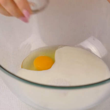 Готовим тесто. В миску разбиваем яйцо, наливаем кефир, добавляем соль и сахар. Все немного взбиваем венчиком.