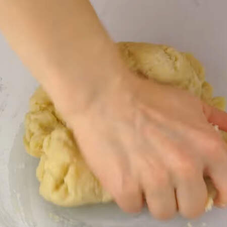 Сразу же тесто вымешиваем ложкой, а затем руками.