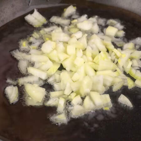На раскаленную сковороду с подсолнечным маслом кладем порезанный лук и обжариваем до полуготовности.