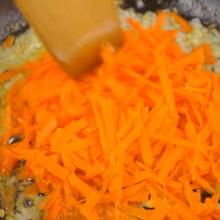 Сюда же к луку добавляем тертую морковь. Все обжариваем до мягкости моркови.