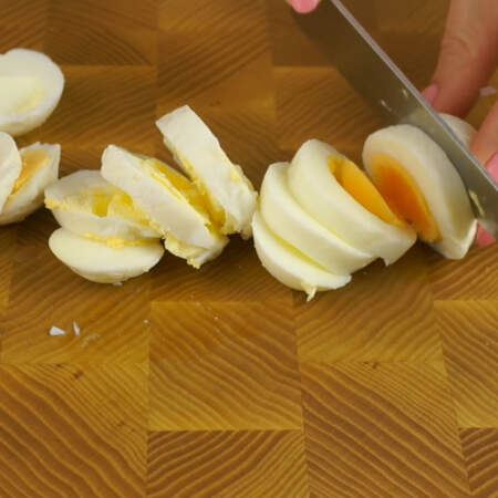 Вареные яйца нарезаем кружочками. 