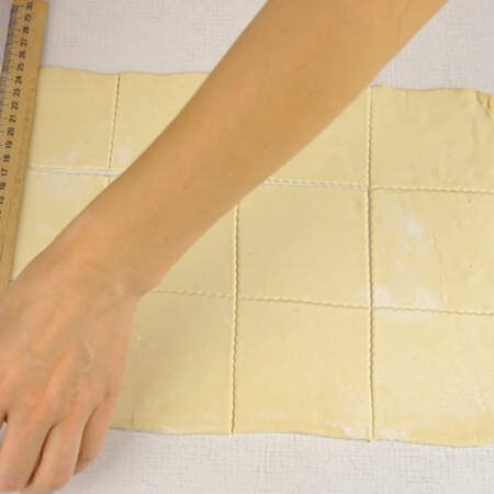 Раскатанный лист разрезаем на квадраты со стороной 8-9 см.