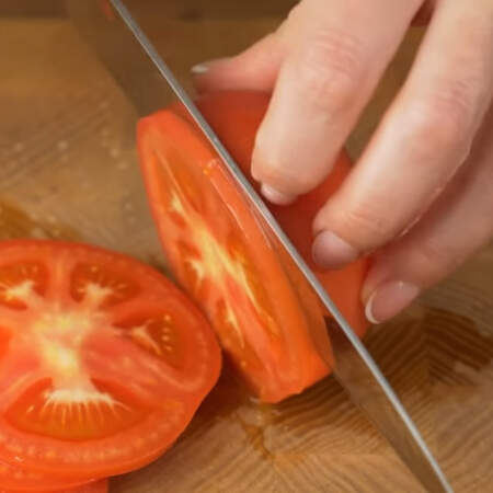 2-3 помидора среднего размера нарезаем кружочками.