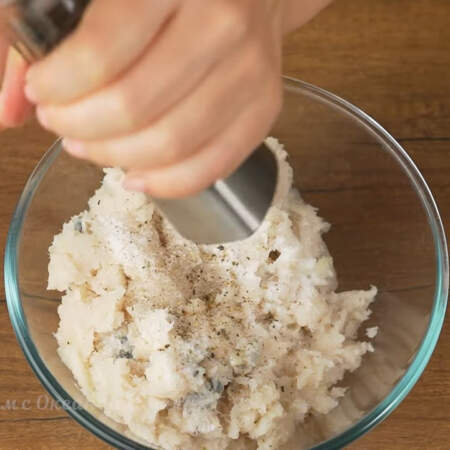 Измельченную массу выкладываем в миску. Все солим примерно 1/3 ст. л. соли. И перчим черным молотым перцем. 
